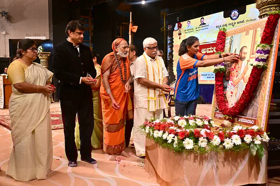 <div class="paragraphs"><p>ಬೆಂಗಳೂರಿನಲ್ಲಿ ನಡೆದ ವಿಶ್ವಕರ್ಮ ಅಮರಶಿಲ್ಪಿ ಜಕಣಾಚಾರಿ ಸಂಸ್ಮರಣಾ ದಿನದಲ್ಲಿ ಅಂಧ ಕ್ರಿಕೆಟ್ ಆಟಗಾರ್ತಿ ಕಾವ್ಯ, ವಿಶ್ವಕರ್ಮ ಅಭಿವೃದ್ಧಿ ನಿಗಮದ ಅಧ್ಯಕ್ಷ ಸುಜ್ಞಾನ ಮೂರ್ತಿ, ಅರೆಮಾದನಹಳ್ಳಿ ಮಠದ ಶಿವಸುಜ್ಞಾನಮೂರ್ತಿ ಸ್ವಾಮೀಜಿ, ಕನ್ನಡ ಮತ್ತು ಸಂಸ್ಕೃತಿ ಇಲಾಖೆ ಕಾರ್ಯದರ್ಶಿ ಜೆ.ಮಂಜುನಾಥ್,</p></div>