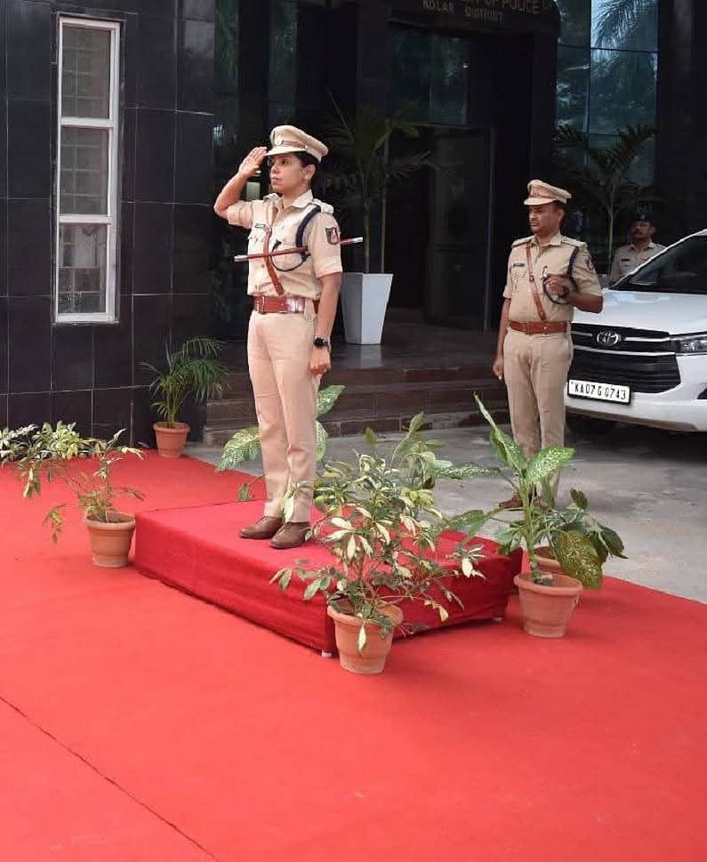 ಕೋಲಾರ ಜಿಲ್ಲಾ ನೂತನ ಪೊಲೀಸ್‌ ವರಿಷ್ಠಾಧಿಕಾರಿ ಕನ್ನಿಕಾ ಸಿಕ್ರಿವಾಲ್‌ ಅವರು ಗುರುವಾರ ಟಮಕದಲ್ಲಿರುವ ಪೊಲೀಸ್‌ ಭವನದಲ್ಲಿ ಗೌರವ ವಂದನೆ ಸ್ವೀಕರಿಸಿದರು