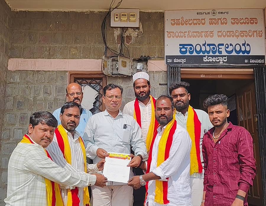ಕೊಲ್ಹಾರದಲ್ಲಿ ಕರ್ನಾಟಕ ರಕ್ಷಣಾ ವೇದಿಕೆ ಸ್ವಾಭಿಮಾನಿ ಬಣದಿಂದ ತಹಶೀಲ್ದಾರ್‌ ಸಂತೋಷ ಮ್ಯಾಗೇರಿ ಅವರಿಗೆ ಬುಧವಾರ ಮನವಿ ಸಲ್ಲಿಸಲಾಯಿತು