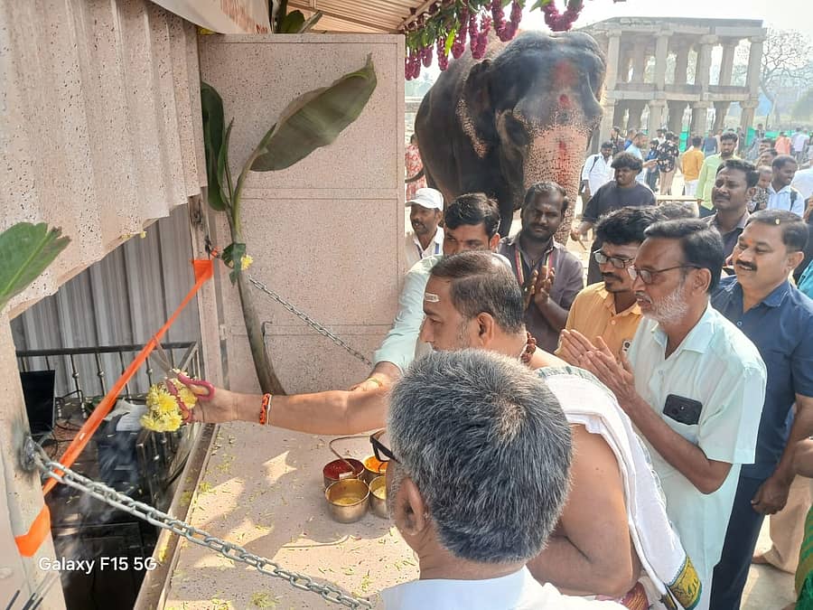ಹಂಪಿ ವಿರೂಪಾಕ್ಷೇಶ್ವರ ದೇವಸ್ಥಾನದ ಆವರಣದಲ್ಲಿ ಗುರುವಾರ ಪ್ರಸಾದ ವಿತರಣೆ ಕೌಂಟರ್‌ಗೆ ಚಾಲನೆ ನೀಡಲಾಯಿತು