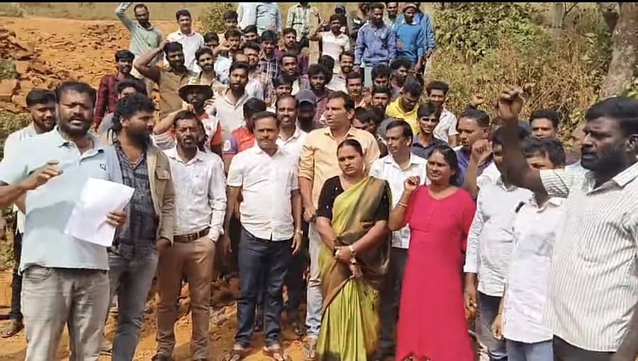 ಮೂಡಿಗೆರೆ ತಾಲ್ಲೂಕಿನ ಸುಂಕಸಾಲೆ‌ ಗ್ರಾಮ ಪಂಚಾಯಿತಿ ವ್ಯಾಪ್ತಿಯ ರಾಣಿಝರಿ ವ್ಯೂ ಪಾಯಿಂಟ್‌ಗೆ ಟಿಕೆಟ್‌ ವ್ಯವಸ್ಥೆ ಜಾರಿಗೊಳಿಸಿರುವುದನ್ನು ಖಂಡಿಸಿ ಸ್ಥಳೀಯರು ಗುರುವಾರ ಪ್ರತಿಭಟನೆ ‌ನಡೆಸಿದರು