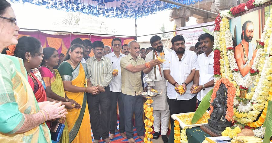 ತುಮಕೂರು ತಾಲ್ಲೂಕಿನ ಕೈದಾಳ ಚನ್ನಕೇಶವಸ್ವಾಮಿ ದೇವಾಲಯದ ಆವರಣದಲ್ಲಿ ಗುರುವಾರ ಹಮ್ಮಿಕೊಂಡಿದ್ದ ಸಂಸ್ಮರಣಾ ಕಾರ್ಯಕ್ರಮದಲ್ಲಿ ಅಮರಶಿಲ್ಪಿ ಜಕಣಾಚಾರಿ ಭಾವಚಿತ್ರಕ್ಕೆ ಪುಷ್ಪ ನಮನ ಸಲ್ಲಿಸಲಾಯಿತು. ಶಾಸಕರಾದ ಬಿ.ಸುರೇಶ್‌ಗೌಡ, ಜಿ.ಬಿ.ಜ್ಯೋತಿಗಣೇಶ್, ಪ್ರಮುಖರಾದ ನಿಕೇತ್ ರಾಜ್ ಮೌರ್ಯ, ಕೆ.ಎಸ್.ಸಿದ್ಧಲಿಂಗಪ್ಪ, ಪಿ.ಎಲ್.ರಮೇಶ್ ಇತರರು ಪಾಲ್ಗೊಂಡಿದ್ದರು