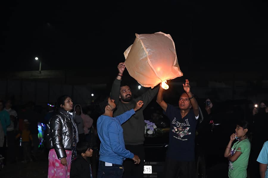 ಹೊಸ ವರ್ಷ ಆರಮಭಗೊಳ್ಳುತ್ತಿದ್ದಂತೆ ಕಾರವಾರದ ಕಡಲತೀರದಲ್ಲಿ ಯುವಕರು ಕಂದೀಲು ಬೆಳಗಿ ಹಾರಿಬಿಟ್ಟರು