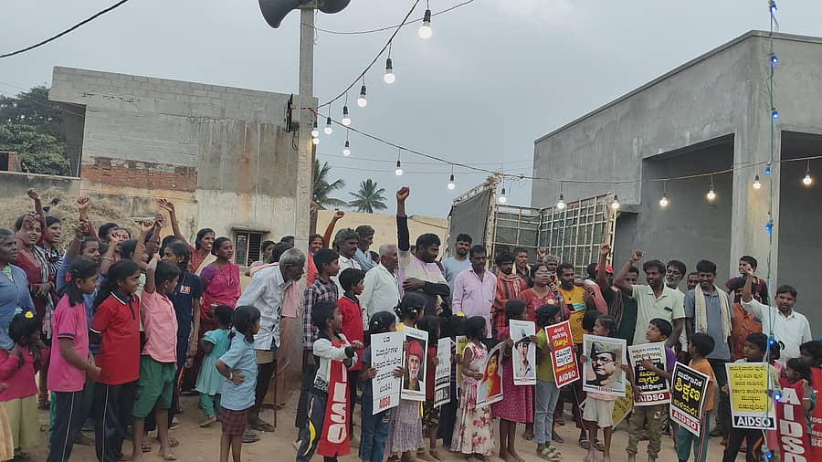 ‘ಕೆಪಿಎಸ್-ಮ್ಯಾಗ್ನೆಟ್ ಶಾಲೆ ಬೇಡ’ ಎಂದು  ಚಿಕ್ಕಬಳ್ಳಾಪುರ ತಾಲ್ಲೂಕಿನ  ಕಾಡದಿಬ್ಬೂರಿನಲ್ಲಿ ಎಐಡಿಎಸ್‌ಒ ಹಮ್ಮಿಕೊಂಡಿದ್ದ ‍ಪ್ರತಿಭಟನೆಯಲ್ಲಿ ಮಕ್ಕಳು ಮತ್ತು ಪೋಷಕರು ಭಾಗವಹಿಸಿದ್ದರು