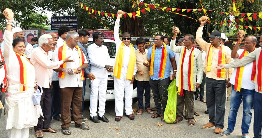 ಸಮಗ್ರ ಕನ್ನಡಿಗರ ಬೇಡಿಕೆಗಳ ಈಡೇರಿಕೆಗಾಗಿ ‘ಕನ್ನಡ ಚಳವಳಿ ವಾಟಾಳ್‌ ಪಕ್ಷ’ ಮತ್ತು ವಿವಿಧ ಕನ್ನಡಪರ ಸಂಘಟನೆಗಳ ವತಿಯಿಂದ ಮಂಡ್ಯ ನಗರದಲ್ಲಿ ಗುರುವಾರ ಈಡುಗಾಯಿ ಒಡೆದು, ಕಡ್ಲೆಪುರಿ ಹಂಚಿ ವಿನೂತನ ಪ್ರತಿಭಟನೆ ನಡೆಸಲಾಯಿತು. ವಾಟಾಳ್‌ ನಾಗರಾಜ್‌ ಮತ್ತು ಮುಖಂಡರು ಪಾಲ್ಗೊಂಡಿದ್ದರು 