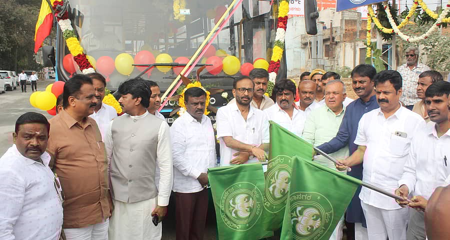 ಆನೇಕಲ್ ತಾಲ್ಲೂಕಿನ ಅತ್ತಿಬೆಲೆಯಲ್ಲಿ ಬಸ್ ನಿಲ್ದಾಣವನ್ನು ಸಾರಿಗೆ ಸಚಿವ ರಾಮಲಿಂಗಾರೆಡ್ಡಿ ಮತ್ತು ಶಾಸಕ ಬಿ.ಶಿವಣ್ಣ ಗುರುವಾರ ಉದ್ಘಾಟಿಸಿದರು