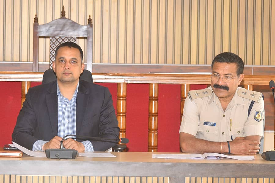 ಜಿಲ್ಲಾಧಿಕಾರಿ ವೆಂಕಟ್ ರಾಜಾ ಅವರು ವಿವಿಧ ವಿಷಯಗಳನ್ನು ಕುರಿತು ಮಡಿಕೇರಿಯಲ್ಲಿ ಸಭೆ ನಡೆಸಿದರು