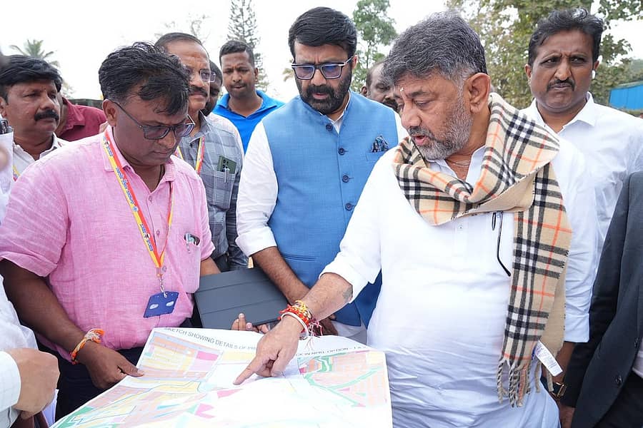 ನಾಡಪ್ರಭು ಕೆಂಪೇಗೌಡ ಬಡಾವಣೆಯಲ್ಲಿ ಸ್ಕೈಡೆಕ್‌ ನಿರ್ಮಾಣಕ್ಕಾಗಿ ಡಿ.ಕೆ. ಶಿವಕುಮಾರ್‌ ಅವರು ಸ್ಥಳ ಪರಿಶೀಲನೆ ನಡೆಸಿದರು. ಬಿಡಿಎ ಅಧ್ಯಕ್ಷ ಎನ್‌.ಎ. ಹ್ಯಾರಿಸ್‌ ಉಪಸ್ಥಿತರಿದ್ದರು