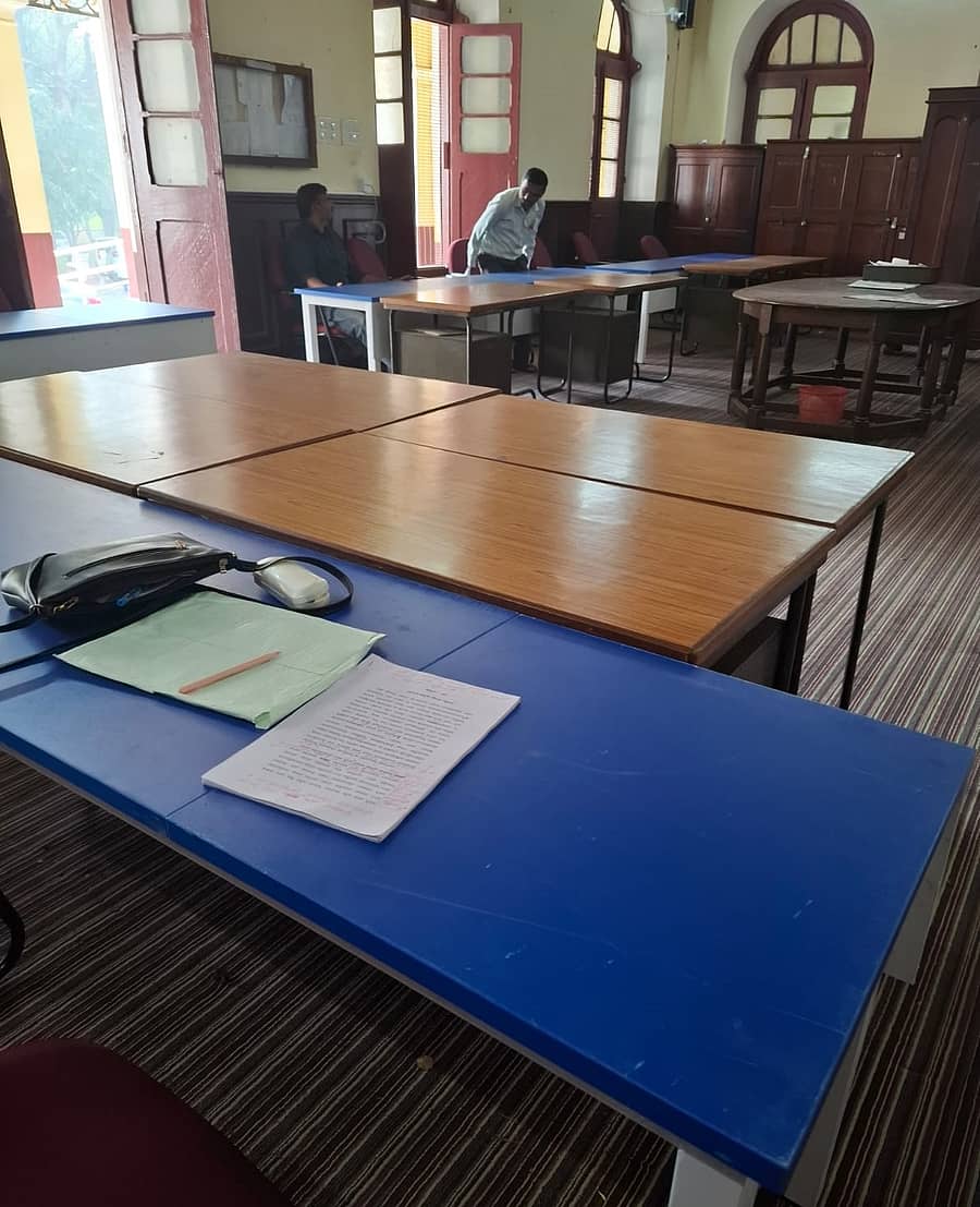 ಮಹಾರಾಜ ಕಾಲೇಜಿನಲ್ಲಿ ಹೊಸದಾಗಿ ಖರೀದಿಸಿರುವ ಪೀಠೋಪಕರಣಗಳು