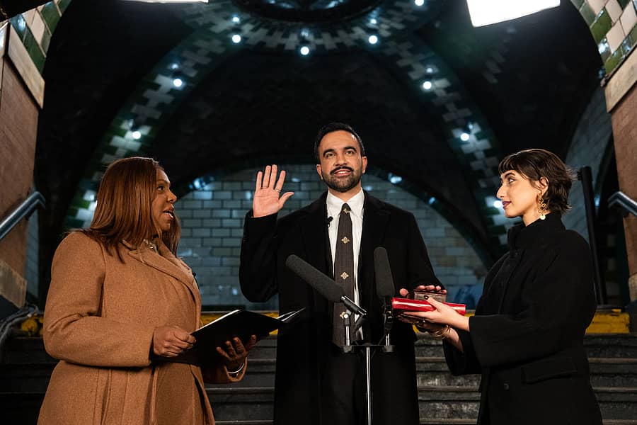 <div class="paragraphs"><p>ಜೊಹ್ರಾನ್‌ ಮಮ್ದಾನಿ ಅವರು ಮೇಯರ್‌ ಆಗಿ ಪ್ರಮಾಣ ವಚನ ಸ್ವೀಕರಿಸಿದರು. ಪತ್ನಿ ರಮಾ ದುವಾಜಿ (ಬಲ) ಹಾಗೂ&nbsp;ನ್ಯೂಯಾರ್ಕ್‌ ಅಟಾರ್ನಿ ಜನರಲ್‌ ಲೆಟಿಟಿಯಾ ಜೇಮ್ಸ್‌ (ಎಡ) ಪಾಲ್ಗೊಂಡಿದ್ದರು</p></div>