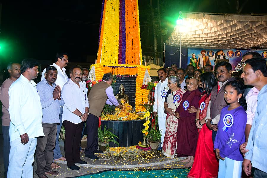 ಜಯನಗರ ರೈಲ್ವೆ ಗೇಟ್‌ ಬಳಿ ಜೈ ಭೀಮಾ ಕೋರೆಗಾಂವ್‌ ವಿಜಯೋತ್ಸವ ಸಮಿತಿಯು ಗುರುವಾರ ಆಯೋಜಿಸಿದ್ದ ಭೀಮಾ ಕೋರೆಗಾಂವ್‌ 208ನೇ ವರ್ಷದ ಸಂಭ್ರಮಾಚರಣೆಯನ್ನು ಸಾಹಿತಿ ಬರಗೂರು ರಾಮಚಂದ್ರಪ್ಪ ಉದ್ಘಾಟಿಸಿದರು