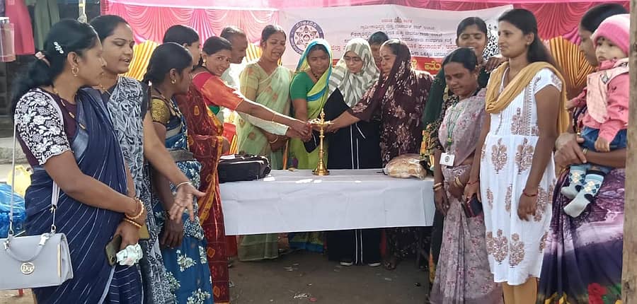 ಸಿಂದಗಿ ತಾಲ್ಲೂಕು ಗಬಸಾವಳಗಿ ಗ್ರಾಮದಲ್ಲಿ ಎನ್ಆರ್‌ಎಲ್ಎಂ ಯೋಜನೆಯಡಿ ಮಾಸಿಕ ಸಂತೆ ಮೇಳ ಕಾರ್ಯಕ್ರಮವನ್ನು ಸ್ವಸಹಾಯ ಸಂಘ ಮಹಿಳಾ ಒಕ್ಕೂಟದ ಪದಾಧಿಕಾರಿಗಳು ಉದ್ಘಾಟಿಸಿದರು