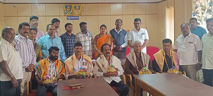 ಗುಂಡ್ಲುಪೇಟೆ ಪಟ್ಟಣದ ತಾಲ್ಲೂಕಿನ ಕಚೇರಿ ಸಭಾ ಭವನದಲ್ಲಿ ಶ್ರೀವಿಶ್ವಕರ್ಮ ಅಮರ ಶಿಲ್ಪಿ ಜಕಣಾಚಾರಿ ಸಂಸ್ಮರಣಾ ಕಾರ್ಯಕ್ರಮದಲ್ಲಿ ವಿಶ್ವಕರ್ಮ ಸಮುದಾಯದ ಮುಖಂಡರನ್ನು ಸನ್ಮಾನಿಸಲಾಯಿತು