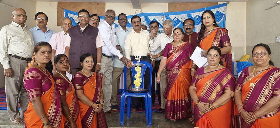 ಕಿಕ್ಕೇರಿ ಕುರುಹಿನಶೆಟ್ಟಿ ಸಮುದಾಯ ಭವನದಲ್ಲಿ ಬುಧವಾರ ಸಮಾಜದ ಪ್ರತಿಭಾನ್ವಿತ ಮಕ್ಕಳಿಗೆ ಪ್ರತಿಭಾ ಪುರಸ್ಕಾರ ಸಮಾರಂಭವನ್ನು ಸೂರ್ಯನಾರಾಯಣ ಉದ್ಘಾಟಿಸಿದರು. ಕೆ.ಎಚ್. ಸಂಜೀವಶೆಟ್ಟಿ, ಸೂರ್ಯನಾರಾಯಣ, ಡಿ. ಉಮೇಶ್, ತಿಮ್ಮಶೆಟ್ಟಿ, ವಿನೋದಮ್ಮ, ಸುನೀತಾ, ಸಾವಿತ್ರಿ, ಲೀಲಾವತಿ ಭಾಗವಹಿಸಿದ್ದರು