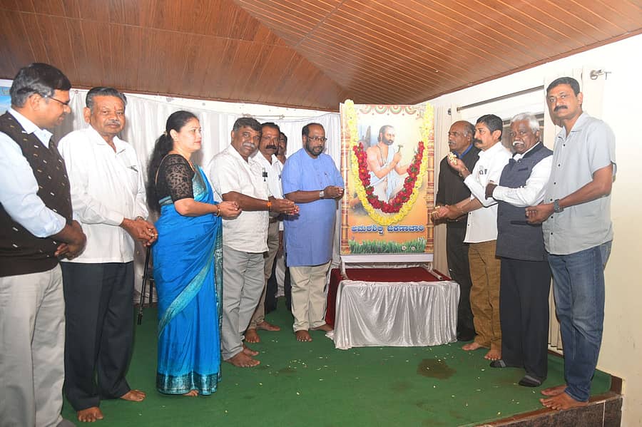 ಮಡಿಕೇರಿಯ ಗಾಂಧಿ ಭವನದಲ್ಲಿ ಗುರುವಾರ ವಿಶ್ವಕರ್ಮ ಅಮರಶಿಲ್ಪಿ ಜಕಣಾಚಾರಿ ಅವರ ಭಾವಚಿತ್ರಕ್ಕೆ ಪುಷ್ಪನಮನ ಸಲ್ಲಿಸಲಾಯಿತು