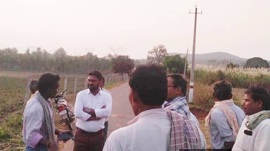 ಶಿಗ್ಗಾವಿ ತಾಲ್ಲೂಕಿನ ಶ್ಯಾಬಳ ಗ್ರಾಮದಲ್ಲಿ ನನೆಗುದಿಗೆ ಬಿದ್ದಿರುವ ಜಮೀನು ರಸ್ತೆಗೆ ತಹಶೀಲ್ದಾರ್ ಯಲ್ಲಪ್ಪ ಗೋಣೆಣ್ಣವರ ಈಚೆಗೆ ಭೇಟಿ ನೀಡಿ ಪರಿಶೀಲಿಸಿದರು 