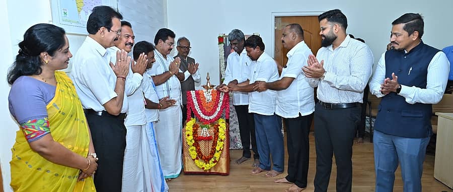 ಅಮರಶಿಲ್ಪಿ ಜಕಣಾಚಾರಿ ಸಂಸ್ಮರಣಾ ದಿನಾಚರಣೆ ಕಾರ್ಯಕ್ರಮವನ್ನು ಸಂಸದ ಕೋಟ ಶ್ರೀನಿವಾಸ ಪೂಜಾರಿ ಉದ್ಘಾಟಿಸಿದರು