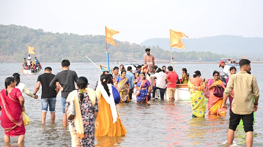ಕಾರವಾರದ ಕಾಳಿ ದ್ವೀಪದ ಜಾತ್ರೆಗೆ ತೆರಳಲು ಭಕ್ತರು ದೋಣಿಯ ಬಳಿ ಸಾಗುತ್ತಿರುವುದು