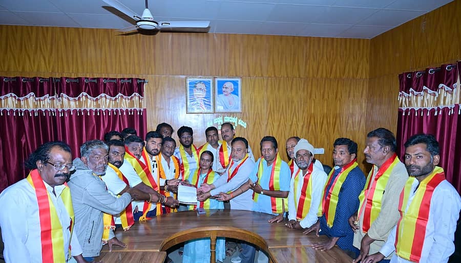 ಮುಳಬಾಗಿಲಿನ ಎಪಿಎಂಸಿ ಆವರಣದಲ್ಲಿ ಹೈಮಾಸ್ಟ್ ದೀಪ ಹಾಗೂ ಬೀದಿ ದೀಪಗಳನ್ನು ಲೋಕಾರ್ಪಣೆಗೊಳಿಸಬೇಕೆಂದು ಒತ್ತಾಯಿಸಿ ಕರವೇ ಪದಾಧಿಕಾರಿಗಳು ಎಪಿಎಂಸಿ ಕಾರ್ಯದರ್ಶಿ ಹಂಸಕಳ ಅವರಿಗೆ ಮನವಿ ಸಲ್ಲಿಸಿದರು