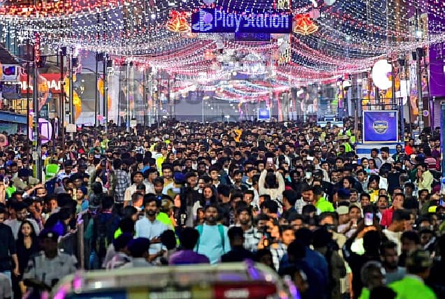 <div class="paragraphs"><p>ಬೆಂಗಳೂರಿನ ಬ್ರಿಗೇಡ್ ರಸ್ತೆಯಲ್ಲಿ ಬುಧವಾರ ಹೊಸ ವರ್ಷದ ಸ್ವಾಗತದ ಸಂಭ್ರಮದಲ್ಲಿ ಭಾಗವಹಿಸಲು ಹರಿದುಬಂದ ಜನಸ್ತೋಮ </p></div>