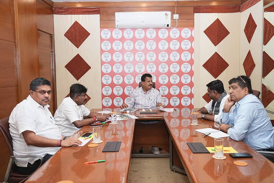 ಶಾಸಕ ಎಸ್‌.ಆರ್‌.ವಿಶ್ವನಾಥ್ ಅಧ್ಯಕ್ಷತೆಯಲ್ಲಿ ಬಿಜೆಪಿ ಸತ್ಯಶೋಧನಾ ತಂಡದ ಸಭೆ ನಡೆಯಿತು.