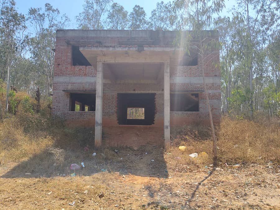 ಬಂಗಾರಪೇಟೆ ತಾಲ್ಲೂಕಿನ ದೊಡ್ಡರು ಕರಪನಹಳ್ಳಿ ಗ್ರಾಮ ಪಂಚಾಯಿತಿ ವ್ಯಾಪ್ತಿಯ ಬ್ಯಾಟರಾಯಸ್ವಾಮಿ ದೇವಾಲಯದ ಬಳಿ ಅರ್ಧಕ್ಕೆ ಸ್ಥಗಿತಗೊಂಡಿರುವ ಯಾತ್ರಿಕರ ಭವನ ಕಾಮಗಾರಿ 