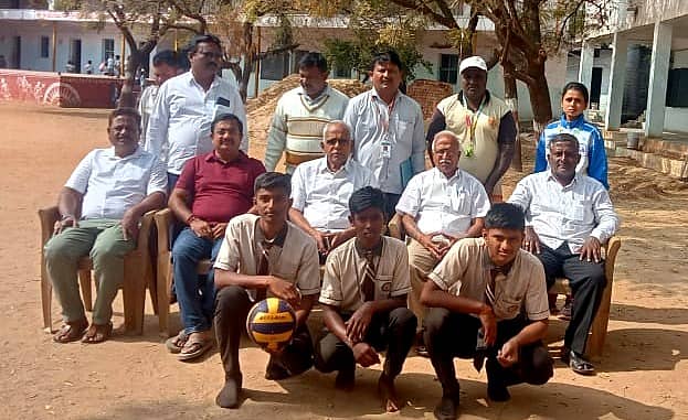 ಕಾರಟಗಿಯ ಕ್ರೀಡಾಪಟುಗಳು ಶಾಲೆಯ ಆಡಡಳಿತ ಮಂಡಳಿಯೊಂದಿಗೆ ಇದ್ದಾರೆ