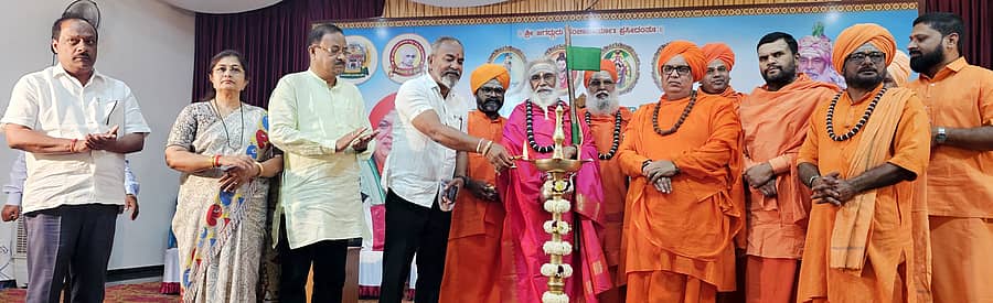 ಹುಕ್ಕೇರಿ ಪಟ್ಟಣದಲ್ಲಿ ಗುರುವಾರ ಜರುಗಿದ ಹುಕ್ಕೇರಿ ಹಿರೇಮಠಷ್ಯ ‘ಗುರುಕುಲ ವಿದ್ಯಾರ್ಥಿ ಪರಿಷತ್ತಿನ 5ನೇ ವಾರ್ಷಿಕೋತ್ಸವ’ವನ್ನು ರಂಭಾಪುರಿ ಪೀಠದ ಪ್ರಸನ್ನ ರೇಣುಕ ವೀರಸೋಮೇಶ್ವರ ಶಿವಾಚಾರ್ಯರು ಉದ್ಘಾಟಿಸಿದರು