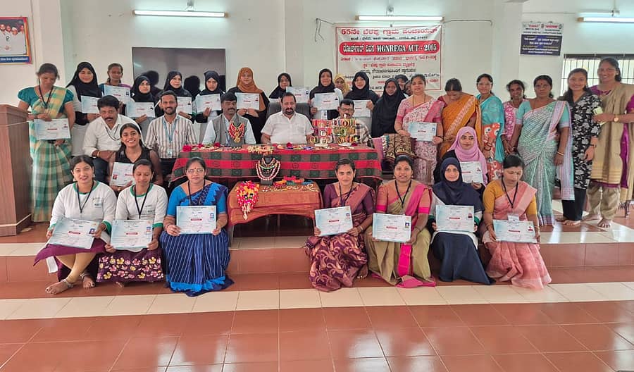 ಬೆಳಪು ಗ್ರಾಮ ಪಂಚಾಯಿತಿ ವ್ಯಾಪ್ತಿಯ ಸಂಜೀವಿನಿ ಸ್ವಸಹಾಯ ಸಂಘದ ಮಹಿಳೆಯರಿಗೆ ತರಬೇತಿ ಕಾರ್ಯಕ್ರಮದ ಸಮಾರೋಪ ಗುರುವಾರ ನಡೆಯಿತು. 