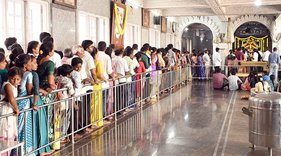 ಚಿಂತಾಮಣಿ ತಾಲ್ಲೂಕಿನ ಕೈವಾರದ ಯೋಗಿನಾರೇಯಣ ಮಠದಲ್ಲಿ ಭಕ್ತರು ಸರತಿ ಸಾಲಿನಲ್ಲಿ ನಿಂತು ಪೂಜೆ ಸಲ್ಲಿಸಿದರು