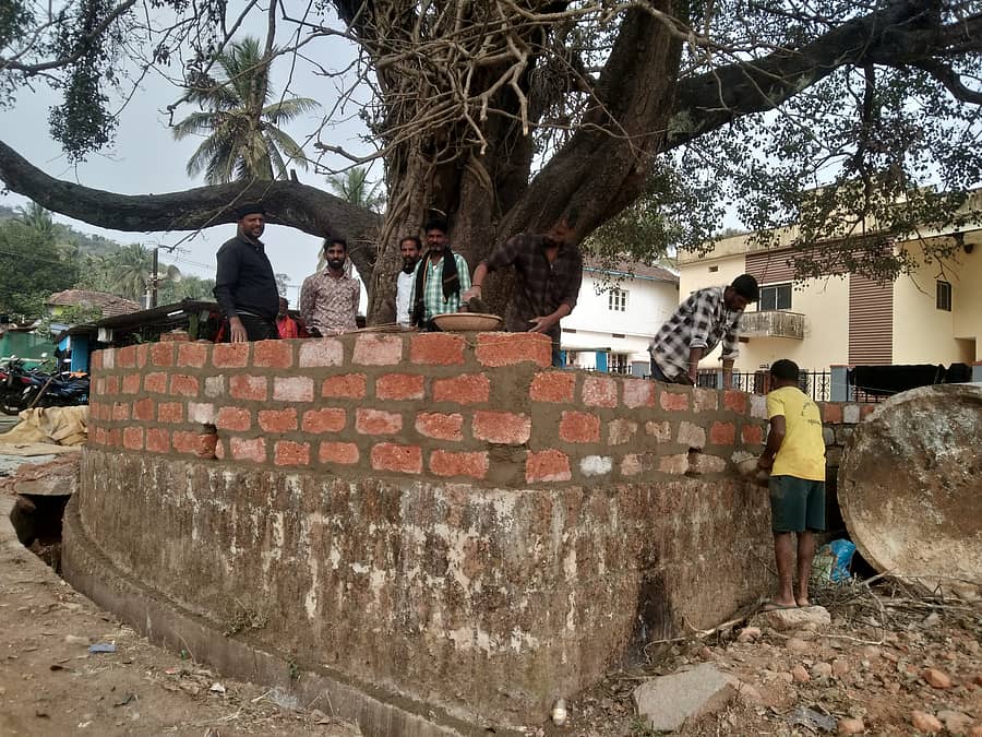 ಸೊರಬ ತಾಲ್ಲೂಕಿನ ಚಂದ್ರಗುತ್ತಿ ಅಯ್ಯಪ್ಪ ಸ್ವಾಮಿ ಸನ್ನಿಧಾನದ ಮಾಲಾಧಾರಿಗಳಿಂದ ಸನ್ನಿಧಿಯ ಮುಂಭಾಗದ ನಾಗದೇವರ ಕಟ್ಟೆಯ ಸುತ್ತಲೂ ಕಾಂಪೌಂಡ್ ನಿರ್ಮಾಣ ಮಾಡಲಾಯಿತು