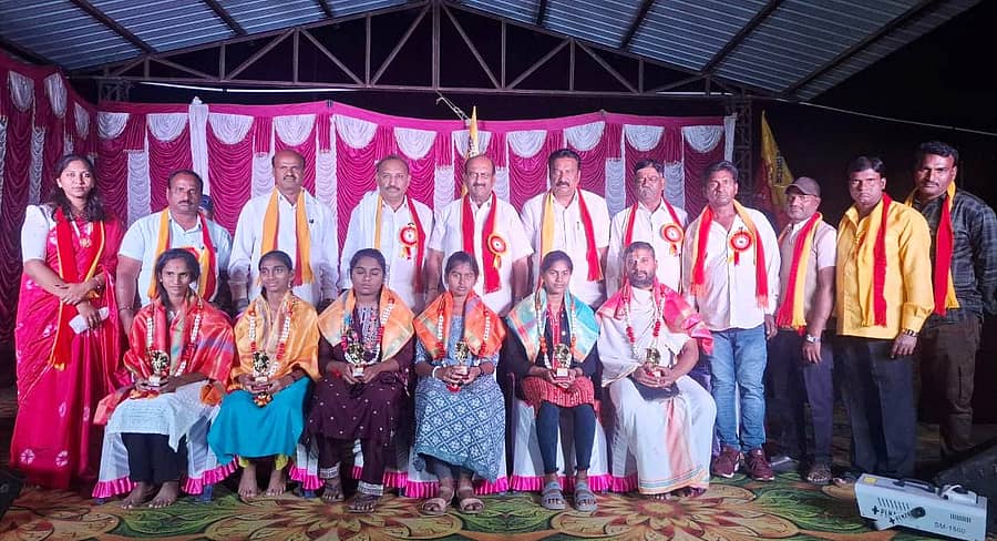 ಕೊಣನೂರಿನ ಗಣಪತಿ ಪೆಂಡಾಲ್ ನಲ್ಲಿ ಎಚ್.ಡಿ.ರೇವಣ್ಣ ಅಭಿಮಾನಿಗಳ ಸಂಘದ ವತಿಯಿಂದ ಹಮ್ಮಿಕೊಂಡಿದ್ದ ಕನ್ನಡ ರಾಜ್ಯೋತ್ಸವ ಕಾರ್ಯಕ್ರಮದಲ್ಲಿ 2024-25 ನೇ ಸಾಲಿನ ಹತ್ತನೆ ತರಗತಿ ಪರೀಕ್ಷೆಯ ಕನ್ನಡ ಭಾಷೆಯಲ್ಲಿ ಗರಿಷ್ಠ ಅಂಕಪಡೆದ ವಿದ್ಯಾರ್ಥಿಗಳನ್ನು ಸನ್ಮಾನಿಸಲಾಯಿತು