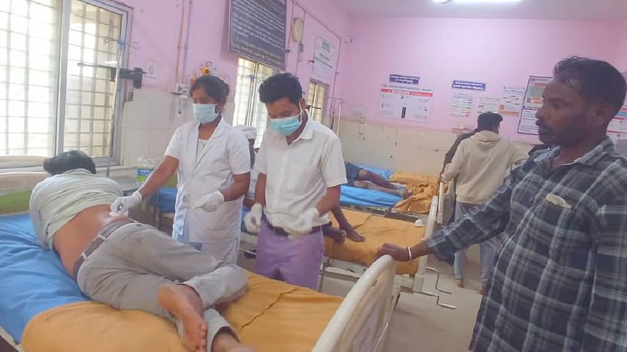 ನಾಯಿ ಕಡಿತದಿಂದ ಗಾಯಗೊಂಡವರು ಕೋಲಾರದ ಎಸ್‌ಎನ್‌ಆರ್‌ ಜಿಲ್ಲಾಸ್ಪತ್ರೆಯಲ್ಲಿ ಚಿಕಿತ್ಸೆ ಪಡೆದ‌ರು