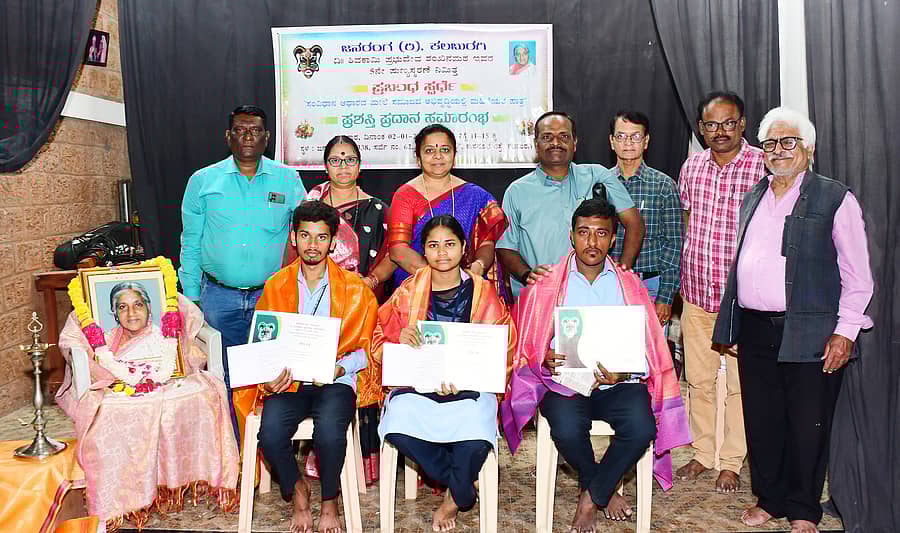ಕಲಬುರಗಿಯ ಜನರಂಗದಲ್ಲಿ ಶುಕ್ರವಾರ ಆಯೋಜಿಸಿದ್ದ ದಿ.ಶಿವಕಾಮಿ ಪ್ರಭುದೇವ ಶಂಖಿನಮಠ ಅವರ ಪುಣ್ಯಸ್ಮರಣೆ ಅಂಗವಾಗಿ ನಡೆದ ಕಾರ್ಯಕ್ರಮದಲ್ಲಿ ಪ್ರಬಂಧ ಸ್ಪರ್ಧೆಯ ವಿಜೇತರಿಗೆ ಬಹುಮಾನ ವಿತರಿಸಲಾಯಿತು