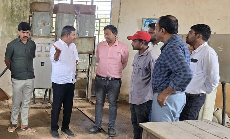 ಆಲೂರು ತಾಲ್ಲೂಕಿನ ಗಂಜಿಗೆರೆ ಏತ ನೀರಾವರಿ ಯೋಜನೆ ಕಾಮಗಾರಿ ಪರಿಶೀಲಿಸಿದ ಶಾಸಕ ಸಿಮೆಂಟ್‌ ಮಂಜು, ಅಧಿಕಾರಿಗಳಿಂದ ಮಾಹಿತಿ ಪಡೆದರು 