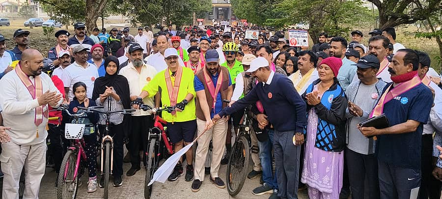 ಕುಶಾಲನಗರ ವಾಸವಿ ಕನ್ನಿಕಾ ಪರಮೇಶ್ವರಿ ಟ್ರಸ್ಟ್ ಹಾಗೂ ಆರ್ಯವೈಶ್ಯ ಮಂಡಳಿಯಿಂದ ಶ್ರೀ ವಾಸವಿ ಕನ್ನಿಕಾ ಪರಮೇಶ್ವರಿ ದೇವಸ್ಥಾನದ ಬ್ರಹ್ಮಕಲಶೋತ್ಸವ ಅಂಗವಾಗಿ ಹಮ್ಮಿಕೊಂಡಿರುವ ವಾಸವಿ ಸಪ್ತಾಹದ ಮೊದಲ ಕಾರ್ಯಕ್ರಮ ಮಾದಕ ವ್ಯಸನಮುಕ್ತ ಸಮಾಜ ನಿರ್ಮಾಣ ಹಿನ್ನೆಲೆಯಲ್ಲಿ ನಡೆದ ವಾಕಥಾನ್, ಸೈಕ್ಲಾಥಾನ್ ಗೆ ಶಾಸಕ ಡಾ.ಮಂತರ್ ಗೌಡ ಚಾಲನೆ ನೀಡಿದರು.