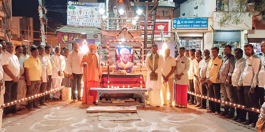 ಬೀಳಗಿ ಬಸವೇಶ್ವರ ವೃತ್ತದಲ್ಲಿ ಏರ್ಪಡಿಸಿದ್ದ ಸಿದ್ಧೇಶ್ವರ ಶ್ರೀಗಳ ಮೂರನೇ ಗುರುನಮನ ಸಮಾರಂಭದಲ್ಲಿ ಭಕ್ತರು ಪಾಲ್ಗೊಂಡಿದ್ದರು