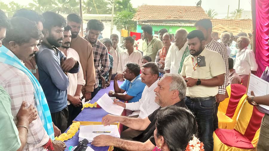 ಹುಳಿಯಾರು ಹೋಬಳಿ ದೊಡ್ಡಬಿದರೆ ಗ್ರಾಮ ಪಂಚಾಯಿತಿ ವ್ಯಾಪ್ತಿಯಲ್ಲಿ ಶುಕ್ರವಾರ ಮನೆ ಬಾಗಿಲಿಗೆ ಮನೆಮಗ ಕಾರ್ಯಕ್ರಮ ನಡೆಯಿತು