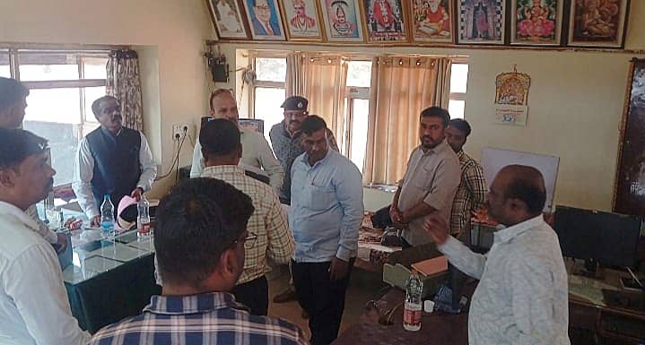 ಹುಮನಾಬಾದ್ ತಾಲ್ಲೂಕಿನ ಮೋಳಕೇರಾ ಹತ್ತಿರದ ಆರ್‌ಟಿಒ ಕಚೇರಿಯಲ್ಲಿ ಲೋಕಾಯುಕ್ತ ಅಧಿಕಾರಿಗಳು ಪರಿಶೀಲನೆ ನಡೆಸಿದರು