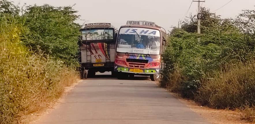 ಹಿರಿಯೂರು ತಾಲ್ಲೂಕಿನ ವಾಣಿವಿಲಾಸಪುರದಿಂದ ಕಕ್ಕಯ್ಯನಹಟ್ಟಿ ಮಾರ್ಗವಾಗಿ ಹೊಸದುರ್ಗಕ್ಕೆ ಹೋಗುವಾಗ ಎರಡು ಖಾಸಗಿ ಬಸ್‌ಗಳು ಕಿರಿದಾದ ಜಾಗದಲ್ಲಿ ಸಿಲುಕಿರುವುದು 
