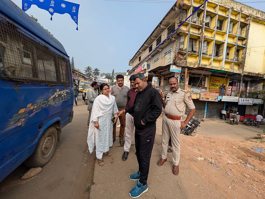 ಸಕಲೇಶಪುರದ ಹಳೆ ಬಸ್ ನಿಲ್ದಾಣದ ಬಳಿ ಶುಕ್ರವಾರ ಶಾಸಕ ಸಿಮೆಂಟ್ ಮಂಜು ಪರಿಶೀಲಿಸಿದರು