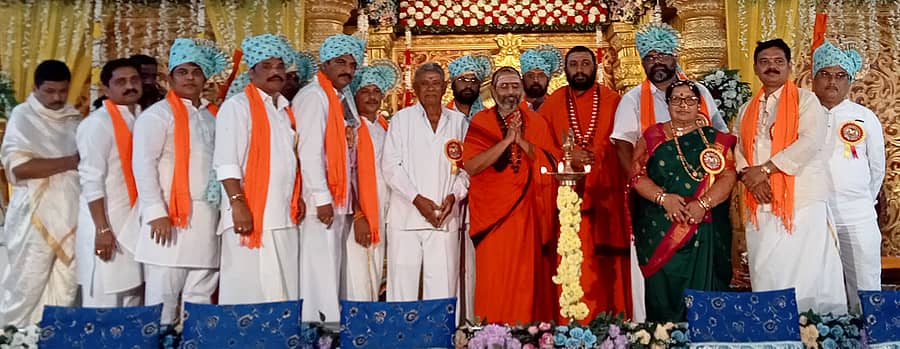 ರಾಣೆಬೆನ್ನೂರಿನ ಮೃತ್ಯುಂಜಯನಗರದ ದೈವಜ್ಞ ಬ್ರಾಹ್ಮಣ ಮಠಾಧೀಶ ಸಚ್ಚಿದಾನಂದ ಜ್ಞಾನೇಶ್ವರ ಭಾರತಿ ಸ್ವಾಮೀಜಿ ಅವರು ದೈವಜ್ಞ ದರ್ಶನ ಕಾರ್ಯಕ್ರಮವನ್ನು ಉದ್ಘಾಟಿಸಿದರು