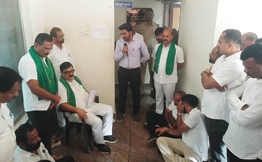 ತೀರ್ಥಹಳ್ಳಿಯಲ್ಲಿ ಶಾಸಕ ಆರಗ ಜ್ಞಾನೇಂದ್ರ ಅವರ ಪ್ರಶ್ನೆಗಳಿಗೆ ತಹಶೀಲ್ದಾರ್ ಎಸ್.ರಂಜಿತ್ ಉತ್ತರಿಸಿದರು.