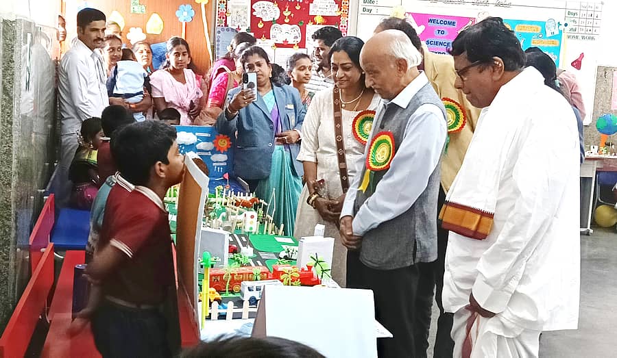 ವಿಜ್ಞಾನ ವಸ್ತು ಪ್ರದರ್ಶನವನ್ನು ಎ.ಎಸ್.ಕಿರಣ್ ಕುಮಾರ್ ಮತ್ತು  ರಾಜಣ್ಣ ವೀಕ್ಷಿಸಿದರು