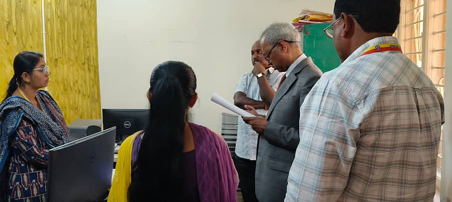 ಲಿಂಗಸುಗೂರು ಪುರಸಭೆ ಕಚೇರಿಗೆ ಬೆಂಗಳೂರಿನ ಲೋಕಾಯುಕ್ತ ಅಧಿಕಾರಿ ಎ.ವಿ.ಪಾಟೀಲ ದಿಡೀರ್ ಬೇಟಿ ನೀಡಿ ಪರಿಶೀಲನೆ ನಡೆಸಿದರು