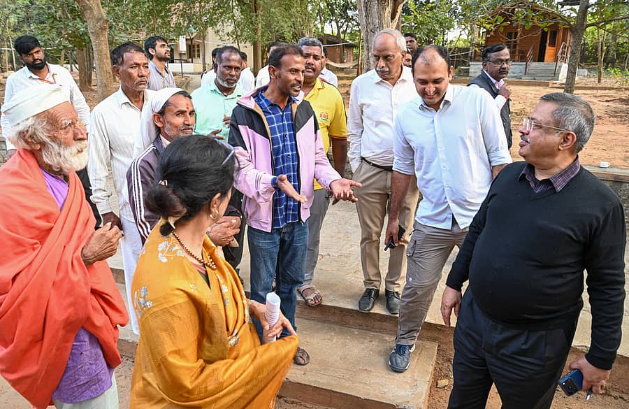 <div class="paragraphs"><p>ಬನ್ನೇರುಘಟ್ಟ ರಾಷ್ಟ್ರೀಯ ಉದ್ಯಾನದ ಪರಿಸರ ಸೂಕ್ಷ್ಮ ವಲಯದಲ್ಲಿನ ಆನೆ ಕಾರಿಡಾರ್‌ ಹಾನಿ, ವಾಣಿಜ್ಯ ಚಟುವಟಿಕೆಗಳ ಕುರಿತು ಮಾಹಿತಿ ಪಡೆಯಲು ಆಗಮಿಸಿದ್ದ&nbsp;ಕೇಂದ್ರ ಉನ್ನತಾಧಿಕಾರ ಸಮಿತಿ ಸದಸ್ಯ ಚಂದ್ರಪ್ರಕಾಶ್ ಗೋಯಲ್..</p></div>