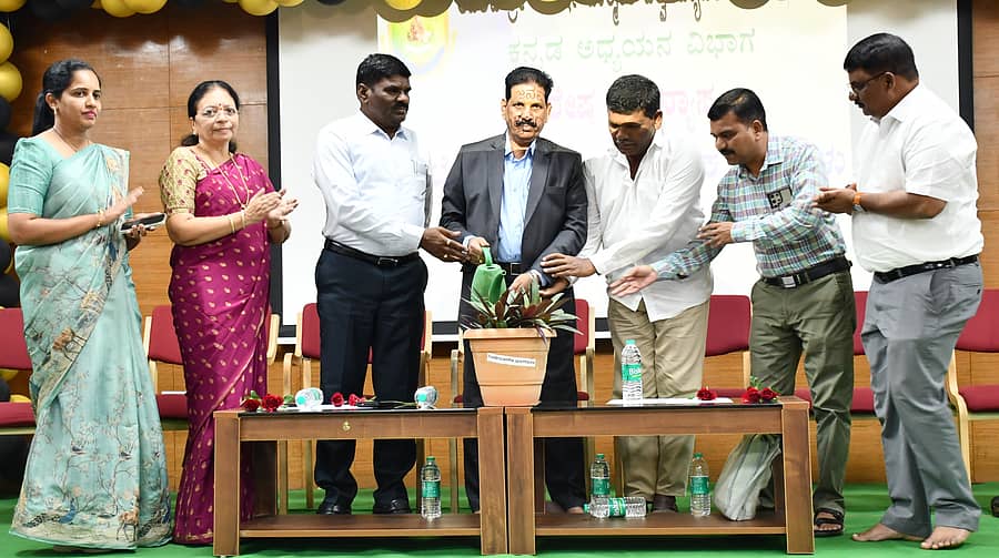 ರಾಯಚೂರಿನ ಆದಿಕವಿ ಶ್ರೀ ಮಹರ್ಷಿ ವಾಲ್ಮೀಕಿ ವಿಶ್ವವಿದ್ಯಾನಿಲಯದ ಸಭಾಂಗಣದಲ್ಲಿ ಕನ್ನಡ ಅಧ್ಯಯನ ವಿಭಾಗದ ವತಿಯಿಂದ ಶುಕ್ರವಾರ ಆಯೋಜಿಸಲಾಗಿದ್ದ ‘ಮಂಟೇಸ್ವಾಮಿ ಕಾವ್ಯ : ಸಾಂಸ್ಕøತಿಕ ಪಲ್ಲಟಗಳು’ ವಿಶೇಷ ಉಪನ್ಯಾಸ ಕಾರ್ಯಕ್ರಮವನ್ನು ಕುಲಪತಿ ಪ್ರೊ.ಶಿವಾನಂದ ಕೆಳಗಿನಮನಿ ಉದ್ಘಾಟಿಸಿದರು