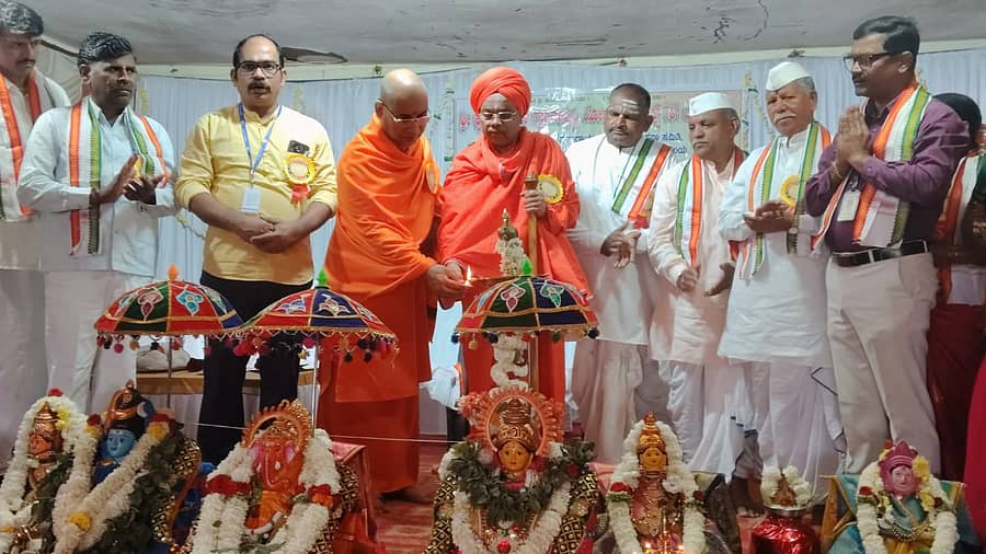 ಶಿರೂರಿನಲ್ಲಿ ಶುಕ್ರವಾರ ಧರ್ಮಸ್ಥಳ ಗ್ರಾಮಾಭಿವೃದ್ಧಿ ಯೋಜನೆ ವತಿಯಿಂದ ಜರುಗಿದ ಧಾರ್ಮಿಕ ಸಭಾ ಕಾರ್ಯಕ್ರಮವನ್ನು ಸಿದ್ಧಲಿಂಗ ಶ್ರೀ, ಚೆನ್ನಕೇಶವ ಉದ್ಘಾಟಿಸಿದರು