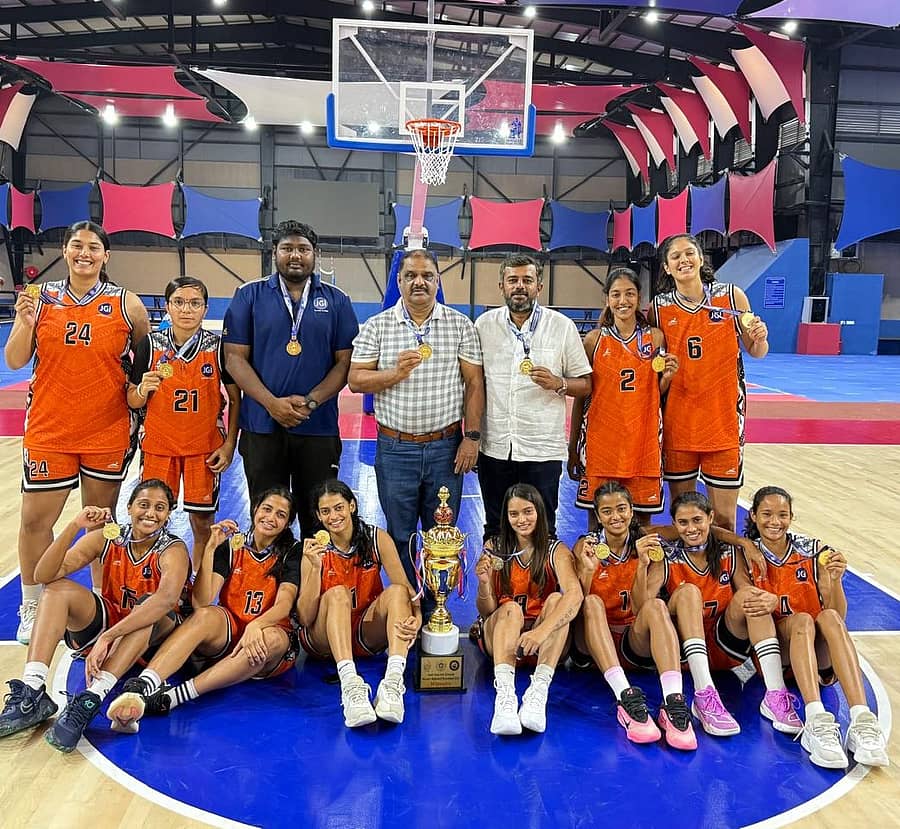 (ಎಡದಿಂದ) (ನಿಂತವರು) ಸಹನಾ, ಅಂಜು, ಲೋಕೇಶ್‌ (ಕೋಚ್‌), ಶಂಕರ್‌ ಯು.ವಿ. (ಕ್ರೀಡಾ ನಿರ್ದೇಶಕ, ಜೈನ್‌ ವಿ.ವಿ), ಪುನೀತ್‌ ಸುರೇಶ್‌ (ಮುಖ್ಯ ಕೋಚ್‌), ಆಶ್ಮಿತಾ, ನೇತ್ರಾ. (ಕುಳಿತವರು) ಆಧ್ಯಾ ಗೌಡ, ಧರಾ, ಸಿಯಾ, ನವೊಮಿ, ಸುಷ್ಮಿತಾ, ಖುಷಿ ಹಾಗೂ ಮೋನಾ