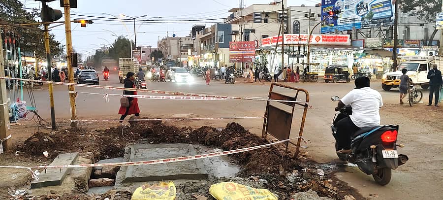 ಬೀದರ್‌ನ ಗುಂಪಾ ರಿಂಗ್‌ರೋಡ್‌ನ ಸಿದ್ದಾರೂಢ ವೃತ್ತದಲ್ಲಿರುವ ಗುಂಡಿ ಮೇಲೆ ಕಾಂಕ್ರೀಟ್‌ ಬೆಡ್‌ ಹಾಕಿ, ಬ್ಯಾರಿಕೇಡ್‌ ಅಳವಡಿಸಿರುವ ಮಹಾನಗರ ಪಾಲಿಕೆ